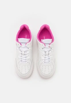 Emporio Armani Sneakers Laag - White/Pink 13 Emporio Armani Sneakers Laag - White/Pink -Mode Schoenen 2583d59a84a24e21bdb4ac46896bb9be