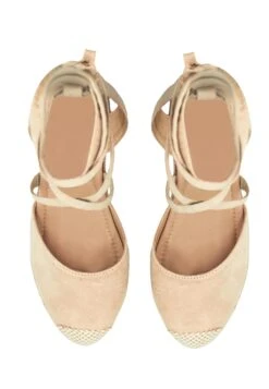 Juniper Low Wedge - Veterpumps - Light Cream Suede -Mode Schoenen 2890b26d50f84a26aaa1f81bb66cd7c7