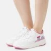 Emporio Armani Sneakers Laag - White/Pink -Mode Schoenen 2a1d563307354de58236ee9ac7548319