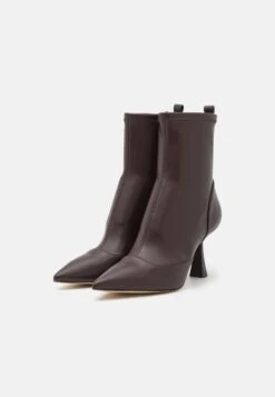 MICHAEL Michael Kors Clara- Korte Laarzen - Chocolate -Mode Schoenen 3dad92c16d2f4209a1527034509d73ff