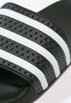 Adidas Originals Adilette Unisex - Muiltjes - Black/White -Mode Schoenen 6837c498b2814795b7dd3abdbb371eaa