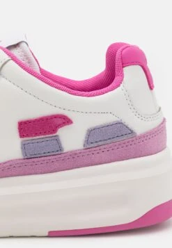 Emporio Armani Sneakers Laag - White/Pink 15 Emporio Armani Sneakers Laag - White/Pink -Mode Schoenen 6ab5ca49a7734fedb8b7a6f5f1c5966f