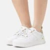 Lacoste Sneakers Laag - White/Gold 2 Lacoste Sneakers Laag - White/Gold -Mode Schoenen 72d78e156e4a46198a20f768b5abaa83