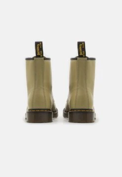 Dr. Martens 1460 Unisex- Veterboots - Pale Olive Smooth 10 Dr. Martens 1460 Unisex- Veterboots - Pale Olive Smooth -Mode Schoenen 7333a45077a447d995d60bbc60297abc