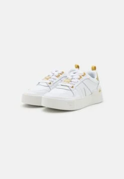 Lacoste Sneakers Laag - White/Gold 10 Lacoste Sneakers Laag - White/Gold -Mode Schoenen 819fc90da21b487d9313e66ea77fde0c