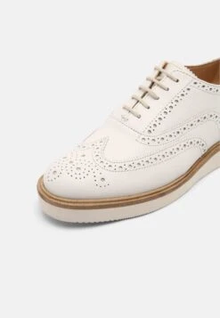 Clarks Baille Brogue - Veterschoenen - White -Mode Schoenen a164ccf585964a47a073ae3e2a82b3f2