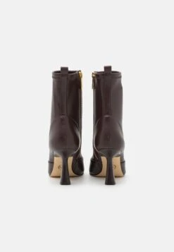 MICHAEL Michael Kors Clara- Korte Laarzen - Chocolate -Mode Schoenen a2fa9e6322d541659db21d6d6d82f207