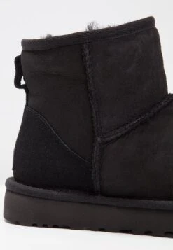 Ugg Classic Mini - Korte Laarzen - Black -Mode Schoenen a911d1b31add41fdbb8c61a60b9cc56b