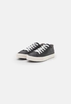 Clove - Sneakers Laag - Black 10 Clove - Sneakers Laag - Black -Mode Schoenen b38338bb99744790b86800b5fdefadff