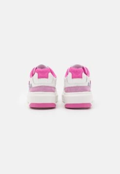 Emporio Armani Sneakers Laag - White/Pink 12 Emporio Armani Sneakers Laag - White/Pink -Mode Schoenen cd8606c0404d4dc7b47fd31e66df423e