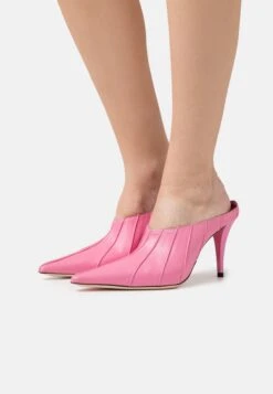 BY FAR Trish- Klassieke Pumps - Lipstick