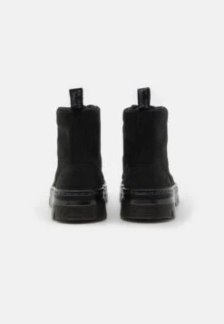 Dr. Martens Combs Unisex - Veterboots - Black 10 Dr. Martens Combs Unisex - Veterboots - Black -Mode Schoenen de4fdd57f91c4628a9044860bc7d8c1a