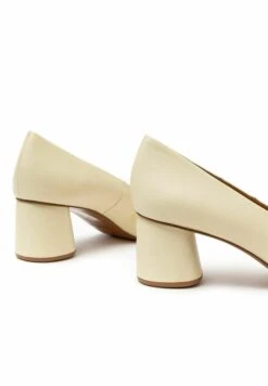 Medium Huria - Klassieke Pumps - Light Yellow -Mode Schoenen decf459a293e4609b4d0e25287f334ff