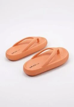 Matemwe - Badslippers - Orange -Mode Schoenen e63a69507bbe48caacd43e035a38555a