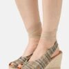 Billi Bi Sandalen Met Sleehak - Multi Taupe -Mode Schoenen ec0a8e7ba2b149bcb61ad1ee31adf908