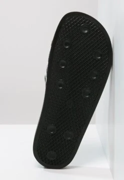 Adidas Originals Adilette Unisex - Muiltjes - Black/White -Mode Schoenen f15cc37f92de4de7a4a1392661518046